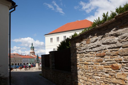 pohled ze zadomí na historické renesanční náměstí